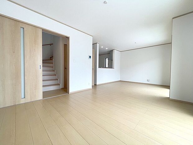 実際に室内をご見学頂くと生活のイメージが広がると思います。家具を置いたイメージや窓からの景色など。周辺で販売に出している物件も一緒にまとめてご見学頂き、比較する事もできます。