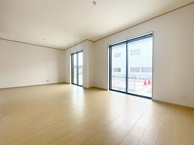 ゆとりのあるサイズのリビングダイニング。 お食事スペースと、お寛ぎ空間を分けてご利用可能。 少し大きめのソファーを置いて、 一家団欒なお時間をご共有ください。 