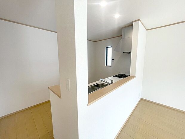 家族が食事するダイニングスペースをキッチンから見渡せる設計に。お料理をしながら家族とのコミュニケーションが増えそうな予感。 