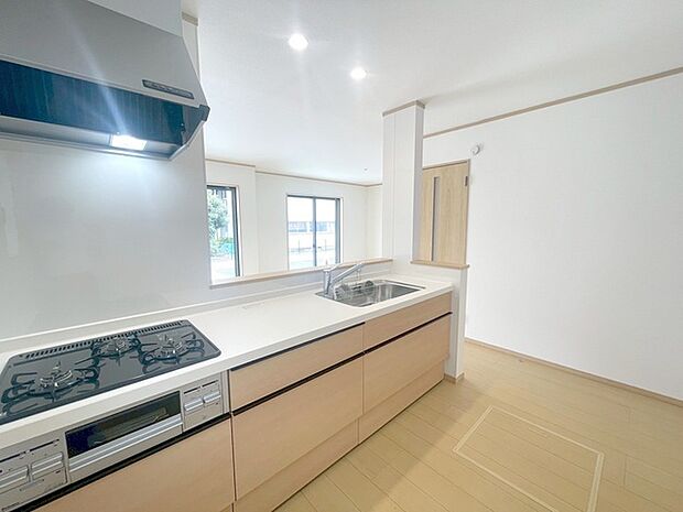 カウンターキッチンならではの開放的な見通し、全体が見渡せることでご家族の団欒スペースもより明るく笑顔が溢れる空間となります。 