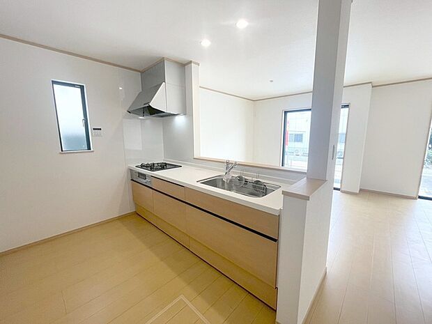 キッチンコンロスペースの近くには、空気の入れ替えが可能な開口部を設置！！ お料理をする際には、換気扇を回しながら匂いが籠らない様に開放してお料理もお楽しみ頂けます。 