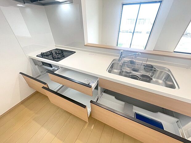 お料理をしながらリビングの家族やゲストとの会話が楽しめるカウンタータイプのキッチン。毎日のお料理を楽しく快適に。 