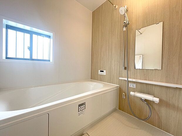 一日の疲れを癒してくれるゆったりとしたバスルームです。 