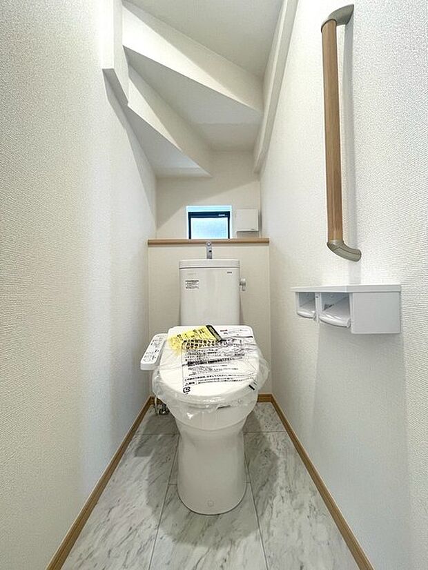 階段下を有効活用したトイレスペース。 便座はもちろんウォシュレット。  
