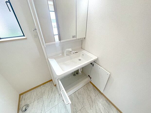 三面鏡に洗面台。 コンセントに照明機能、多機能性を備えた設備です。  