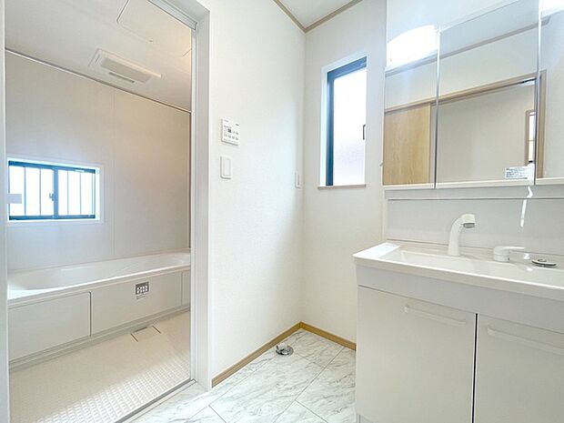 使いやすいタイプの洗面化粧台のあるランドリースペース 