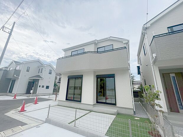 周辺の街並みの中で適度な主張、生活に溶け込むシンプルなデザインの外観が魅力の一戸建です。 