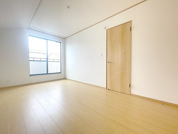 スタイリッシュなデザインと快適な居住性を兼ね備えた洋室。広々とした空間は、自分らしいインテリアを楽しむことができるほか、リラックスした時間を過ごすことができそうです。 