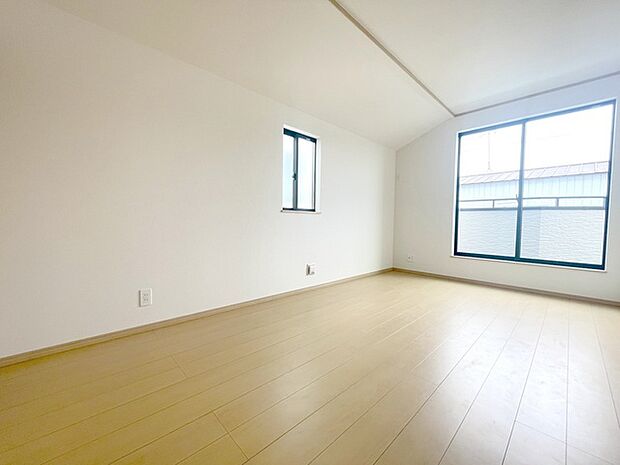 勾配天井の2階のお部屋。この勾配の角度がお洒落な雰囲気を感じさせてくれます。 