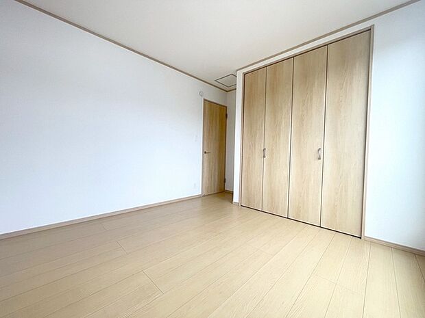 洋室はモダンなデザインと機能性を備え、快適な生活空間に。明るい窓から差し込む自然光が広々とした空間をさらに明るく開放的に感じさせます。  