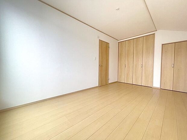 実際に室内をご見学頂くと生活のイメージが広がると思います。家具を置いたイメージや窓からの景色など。周辺で販売に出している物件も一緒にまとめてご見学頂き、比較する事もできます。