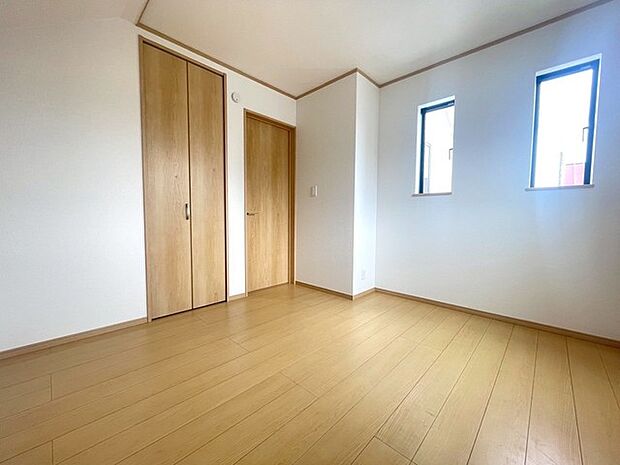 スマートなデザインと賢い収納が生活を快適にします。広々とした雰囲気を演出する工夫が施され、生活空間の魅力を引き出します。  