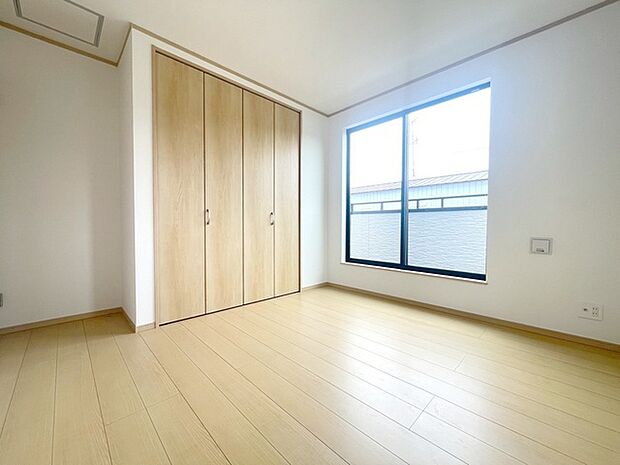 洋室はモダンなデザインと機能性を備え、快適な生活空間に。明るい窓から差し込む自然光が広々とした空間をさらに明るく開放的に感じさせます。  