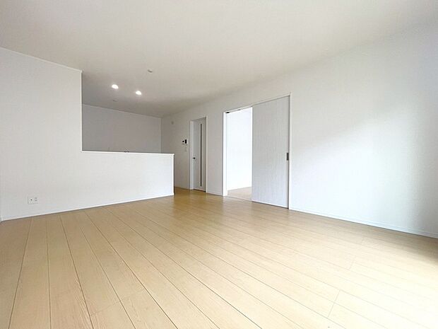 家族が食事するダイニングスペースをキッチンから見渡せる設計に。お料理をしながら家族とのコミュニケーションが増えそうな予感。 