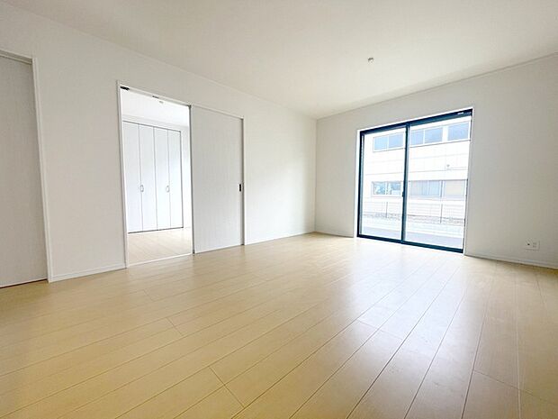 家族の集まるリビングは気持ちの良い自然光が差し込む団欒空間。室内のご見学予約も随時、受付中ですのでお気軽にお問合せください。 