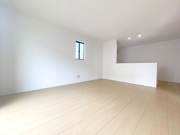 実際に室内をご見学頂くと生活のイメージが広がると思います。家具を置いたイメージや窓からの景色など。周辺で販売に出している物件も一緒にまとめてご見学頂き、比較する事もできます。