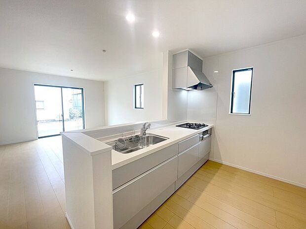 キッチンコンロスペースの近くには、空気の入れ替えが可能な開口部を設置！！ お料理をする際には、換気扇を回しながら匂いが籠らない様に開放してお料理もお楽しみ頂けます。 