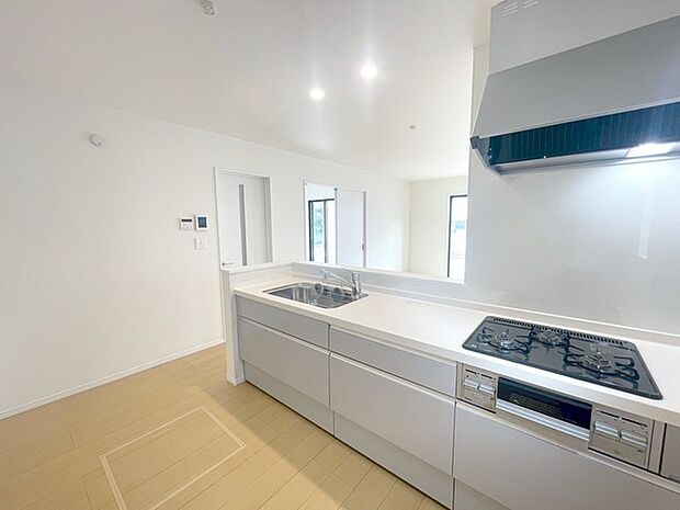 カウンターキッチンならではの開放的な見通し、全体が見渡せることでご家族の団欒スペースもより明るく笑顔が溢れる空間となります。 