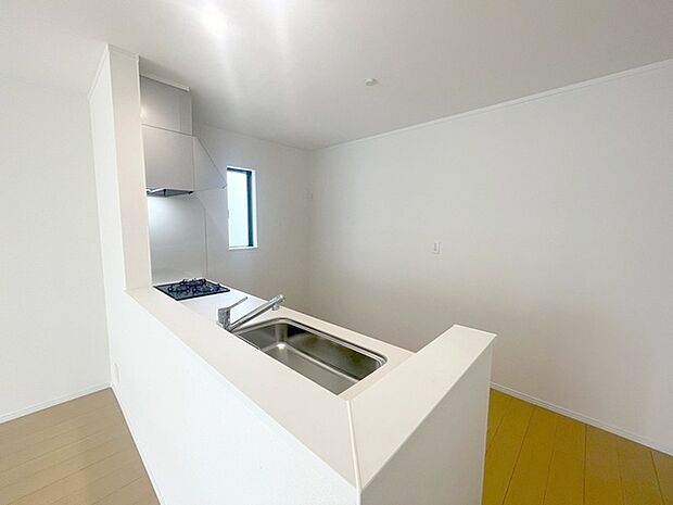 カウンターキッチンは、キッチン側とリビング側に分かれてお店間隔でのお食事も可能！！ お休みの日には、いろいろな楽しみ方を家族みんなでお楽しみください 