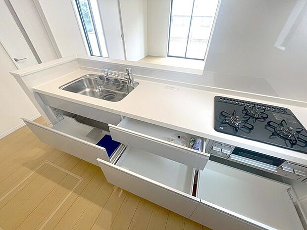 お料理をしながらリビングの家族やゲストとの会話が楽しめるカウンタータイプのキッチン。毎日のお料理を楽しく快適に。 