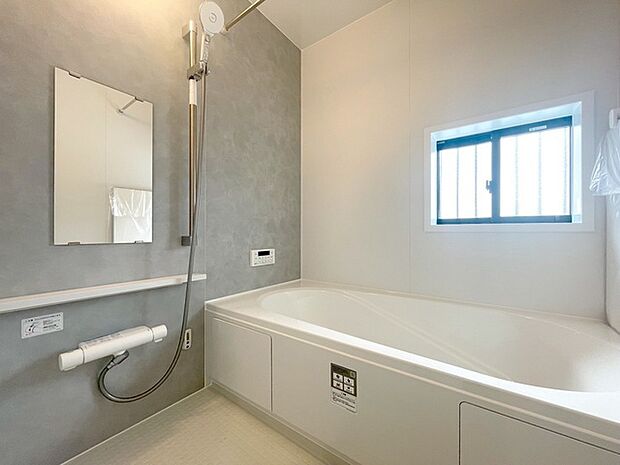 一日の疲れを癒してくれるゆったりとしたバスルームです。 