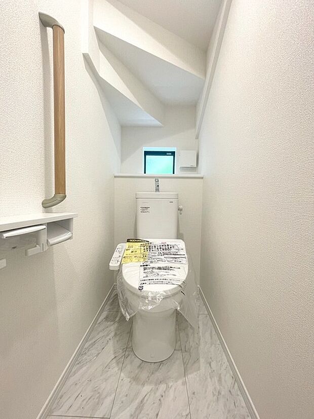 階段下を有効活用したトイレスペース。 便座はもちろんウォシュレット。  