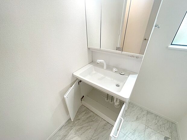 三面鏡に洗面台。 コンセントに照明機能、多機能性を備えた設備です。  