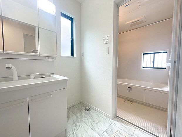 使いやすいタイプの洗面化粧台のあるランドリースペース 