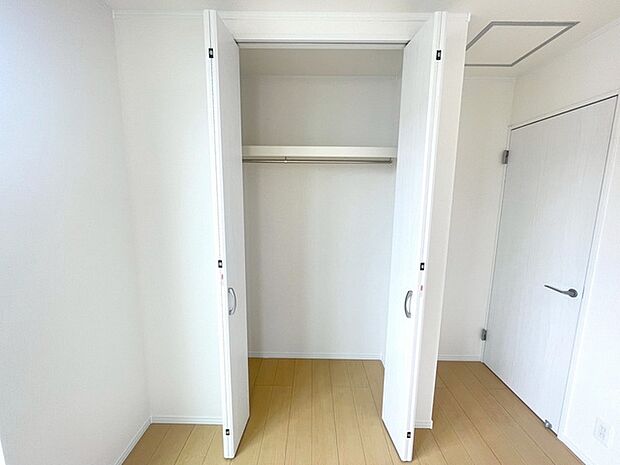 豊富な収納スペースもこの物件の特長の一つ。各所に収納が完備されており、生活をスッキリと整えることができます。 