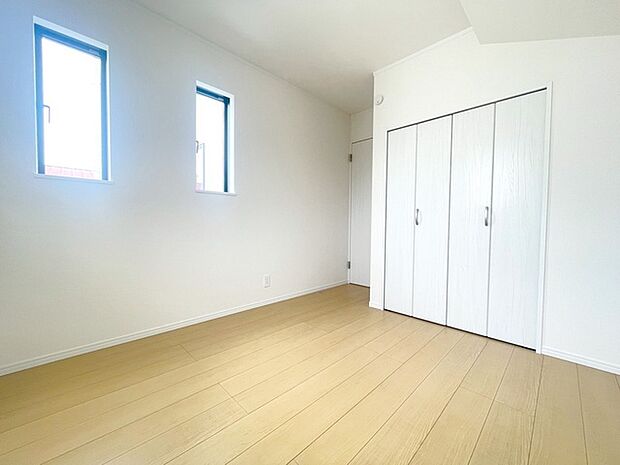 洋室はモダンなデザインと機能性を備え、快適な生活空間に。明るい窓から差し込む自然光が広々とした空間をさらに明るく開放的に感じさせます。  