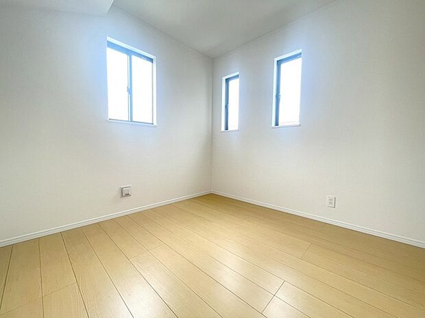 スタイリッシュなデザインと快適な居住性を兼ね備えた洋室。広々とした空間は、自分らしいインテリアを楽しむことができるほか、リラックスした時間を過ごすことができそうです。 