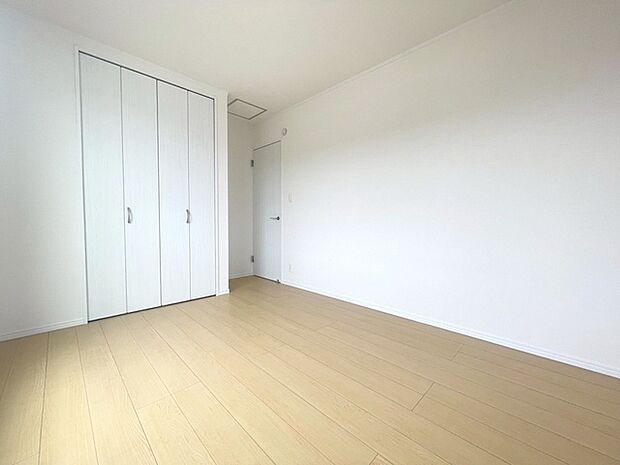 実際に室内をご見学頂くと生活のイメージが広がると思います。家具を置いたイメージや窓からの景色など。周辺で販売に出している物件も一緒にまとめてご見学頂き、比較する事もできます。