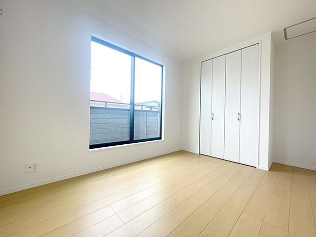 スマートなデザインと賢い収納が生活を快適にします。広々とした雰囲気を演出する工夫が施され、生活空間の魅力を引き出します。  