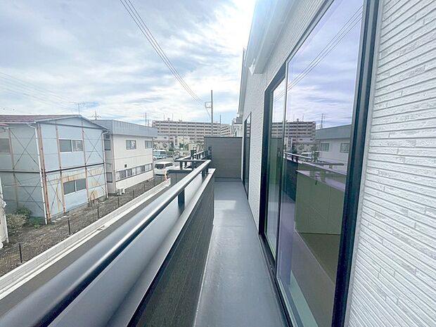 窓からの眺望です。実際に現地で眺望もご確認ください。 