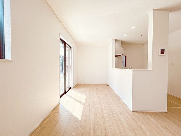 カウンターキッチンならではの開放的な見通し、全体が見渡せることでご家族の団欒スペースもより明るく笑顔が溢れる空間となります。