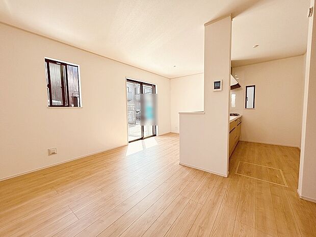 家族が食事するダイニングスペースをキッチンから見渡せる設計に。お料理をしながら家族とのコミュニケーションが増えそうな予感。