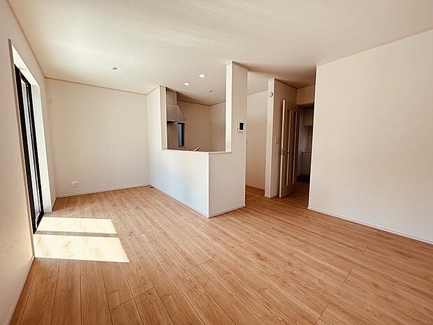 家族の集まるリビングは気持ちの良い自然光が差し込む団欒空間。室内のご見学予約も随時、受付中ですのでお気軽にお問合せください。