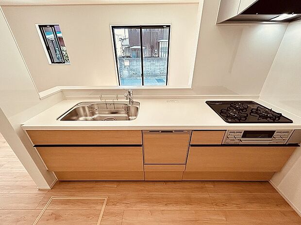 カウンターキッチンならではの開放的な見通し、全体が見渡せることでご家族の団欒スペースもより明るく笑顔が溢れる空間となります。