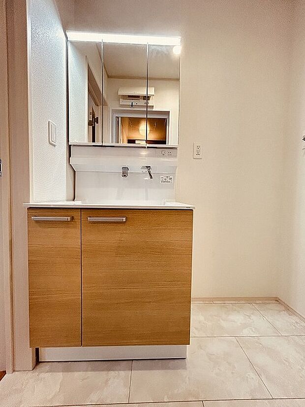 三面鏡に洗面台。 コンセントに照明機能、多機能性を備えた設備です。