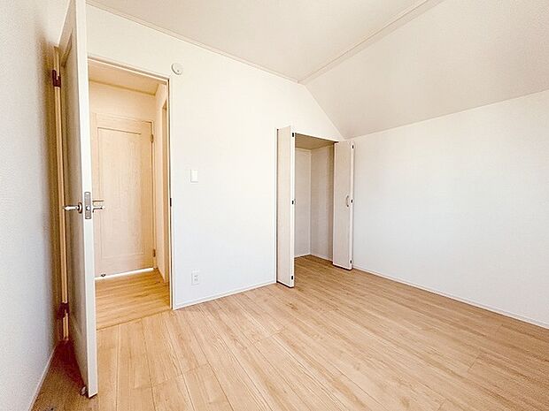 各所に効率的に配置された収納スペースがあり、日常のモノをすっきりと収納できます。