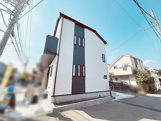 周辺の街並みの中で適度な主張、生活に溶け込むシンプルなデザインの外観が魅力の一戸建です。