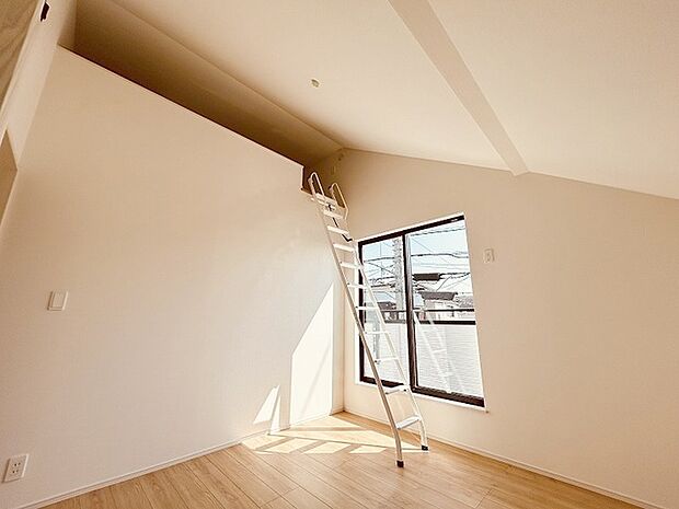 吹抜けの空間を意識した開放感のある間取り。そして上部にロフトを配置。スタイリッシュかつ収納も豊富で長く機能的に住める家を目指して。