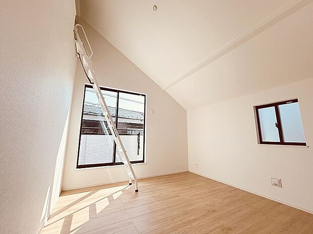 勾配天井の2階のお部屋。この勾配の角度がお洒落な雰囲気を感じさせてくれます。