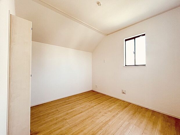 洋室はモダンなデザインと機能性を備え、快適な生活空間に。明るい窓から差し込む自然光が広々とした空間をさらに明るく開放的に感じさせます。