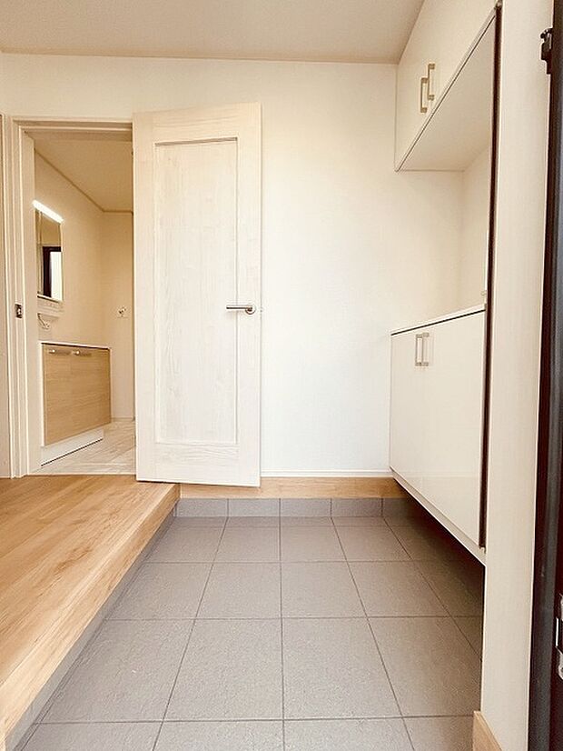 玄関は家の第一印象を左右する重要な場所。ほどよい広さとスタイリッシュな色遣いが印象的です。