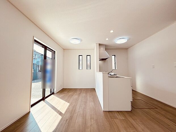 家族が食事するダイニングスペースをキッチンから見渡せる設計に。お料理をしながら家族とのコミュニケーションが増えそうな予感。