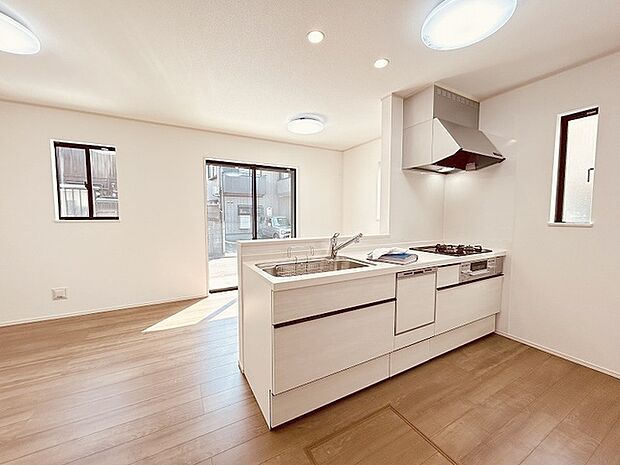 お料理をしながらリビングの家族やゲストとの会話が楽しめるカウンタータイプのキッチン。毎日のお料理を楽しく快適に。 