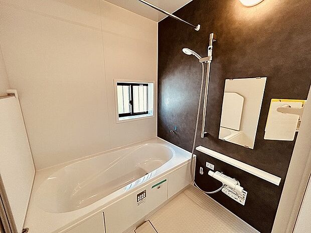 一日の疲れを癒してくれるゆったりとしたバスルームです。 