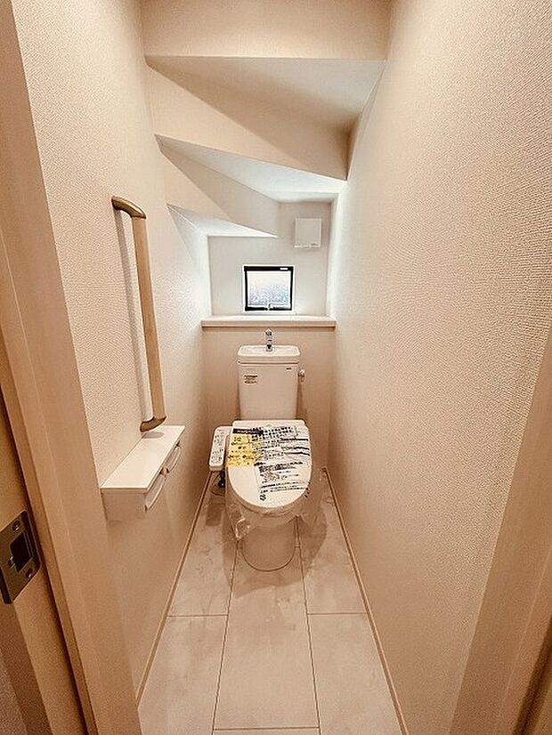 階段下を有効活用したトイレスペース。 便座はもちろんウォシュレット。  