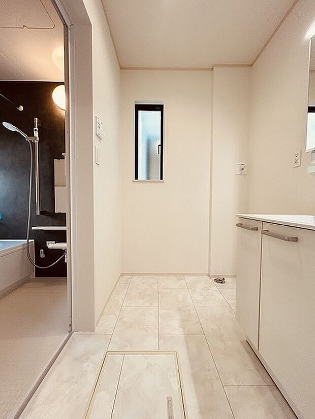 使いやすいタイプの洗面化粧台のあるランドリースペース